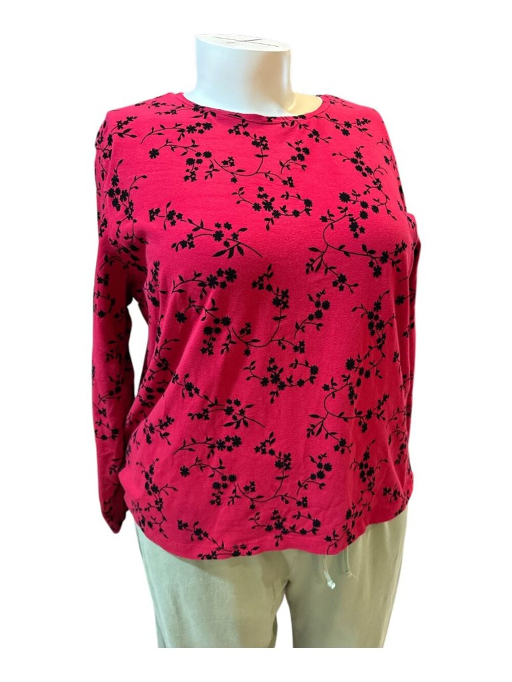 No visible signs of wear. No rips, snags, or stains. Smokefree. Just lovely!